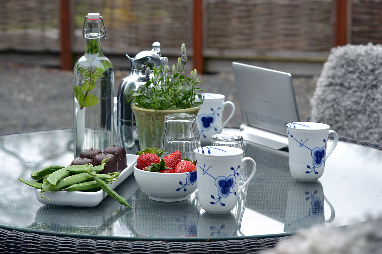 anrettet bord med kaffe, vand, frugt og chokolade